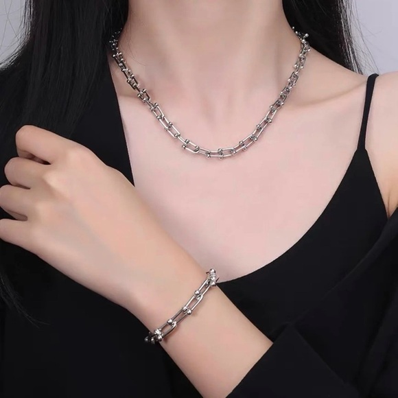 Silver Hardwear U Link Bracelet - Picture 7 of 13